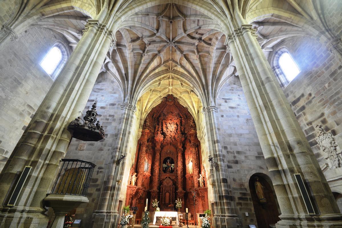 La ‘catedralina’. Interior del templo de Santa María la Mayor de la Asunción, joya arquitectónica local.