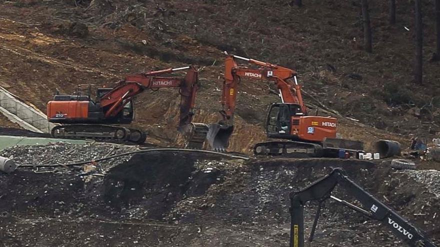 Dos excavadoras buscan a los dos sepultados en Zaldibar