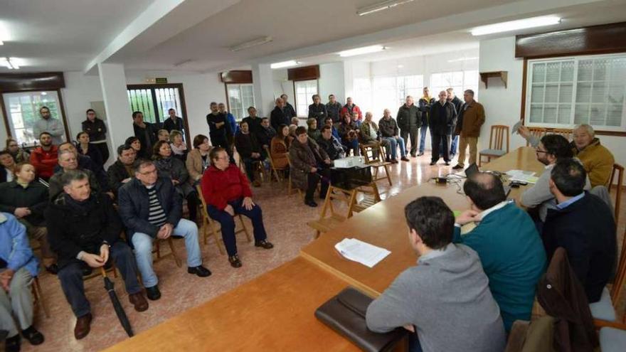 Reunión de ayer en el local social de Verducido. // Gustavo Santos