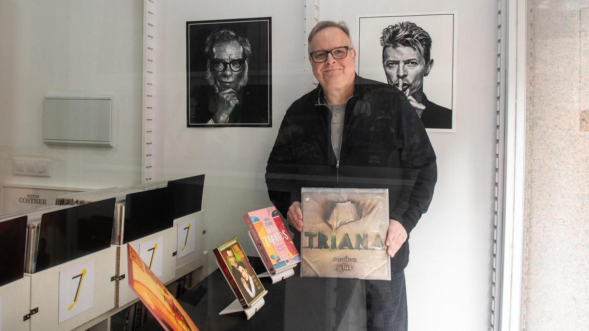 Abre un paraíso para los amantes de la cultura en A Coruña: "Tenemos 7.000 vinilos, otros tantos cómics y de películas he perdido la cuenta"