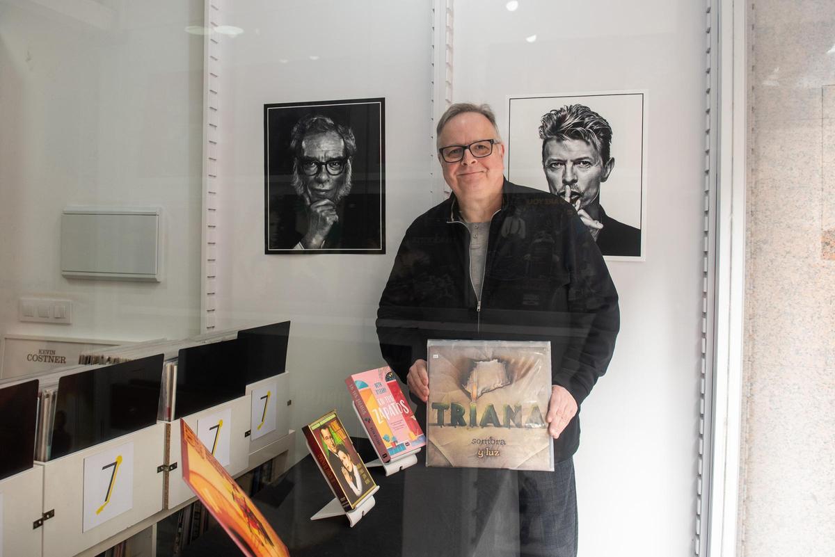 Joaquín Villaverde en el escaparate de 7 Pulgadas en la plaza del Libro