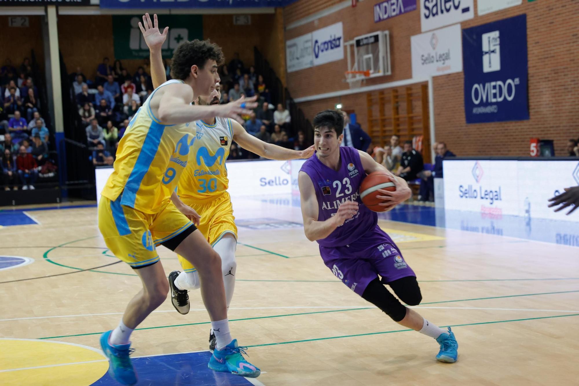 Día histórico en Pumarín: el Alimerka Oviedo gana (68-66) al Estudiantes y da un paso hacia la permanencia
