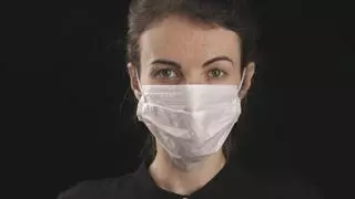 Sanidad vuelve a recomendar la mascarillas si tienes síntomas de infección: los consejos ante otro repunte de virus