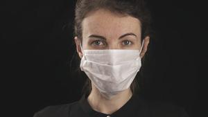 Cómo el uso de mascarilla venció a otras pandemias: ¿deberíamos dejar de usarla cuando acabemos con la COVID-19?