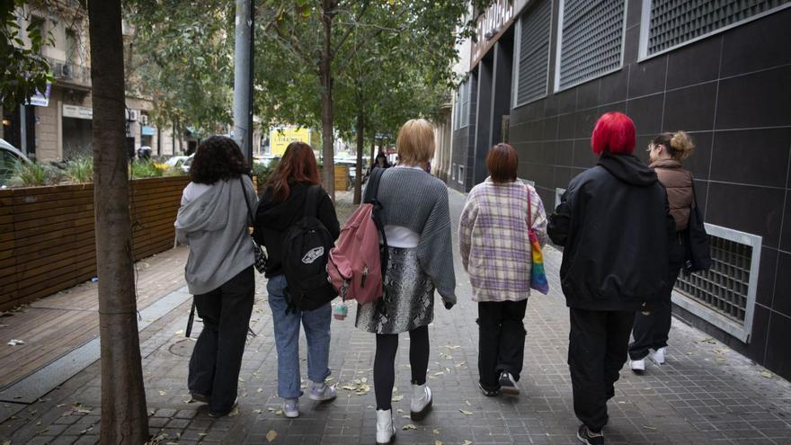 Diverses adolescents caminant pel carrer en una fotografia d’arxiu. | ELISENDA PONS