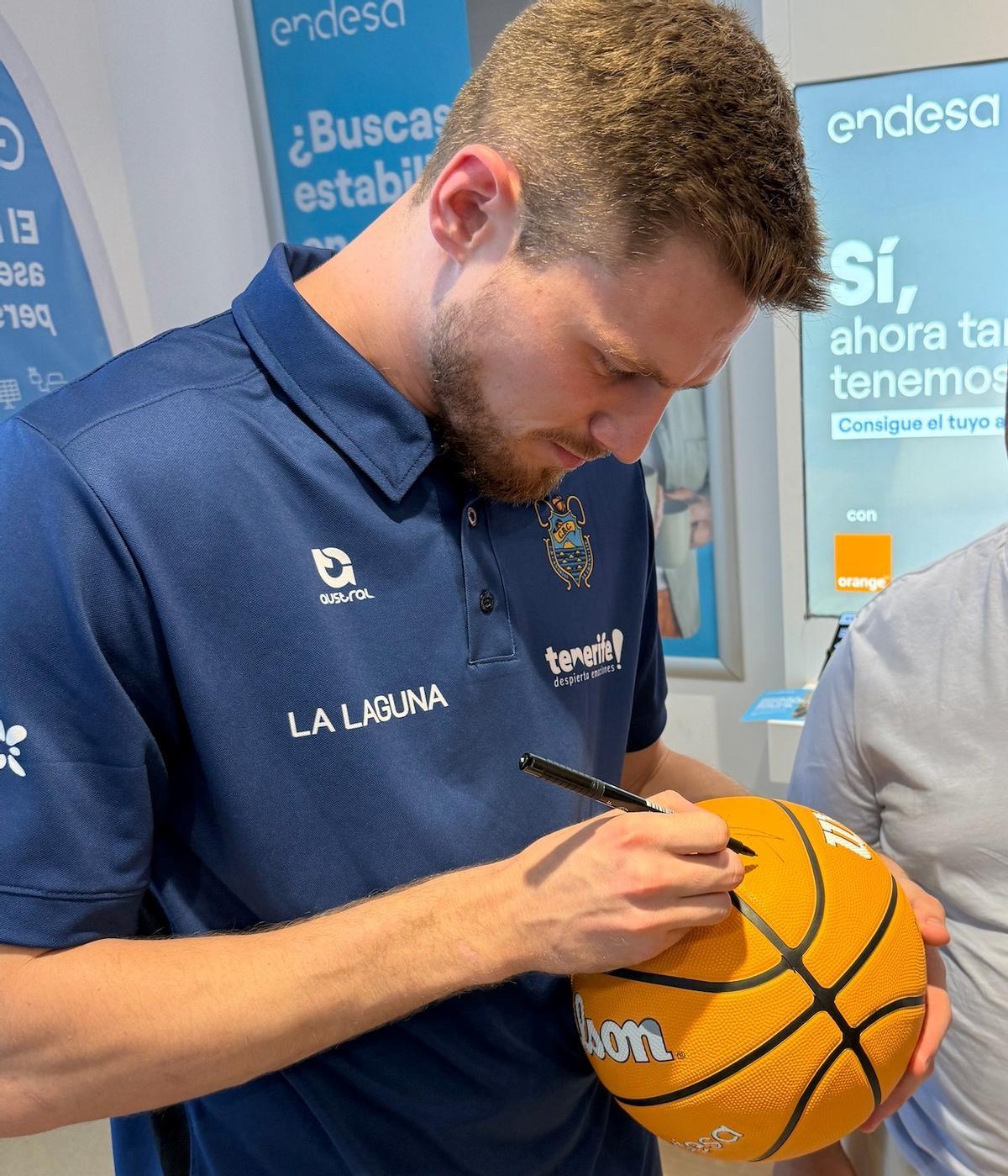 Endesa acercó la emoción del baloncesto a sus clientes isleños con un encuentro exclusivo con jugadores del CB Canarias