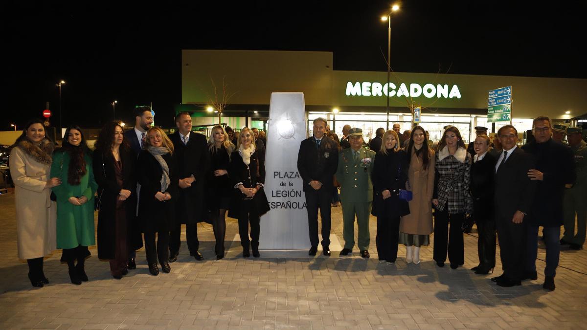 Foto de familia con el monolito conmemorativo.