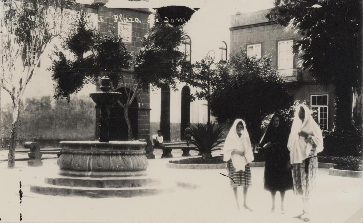 La fuente de la plaza Santo Domingo en la década de los 20 o 30.