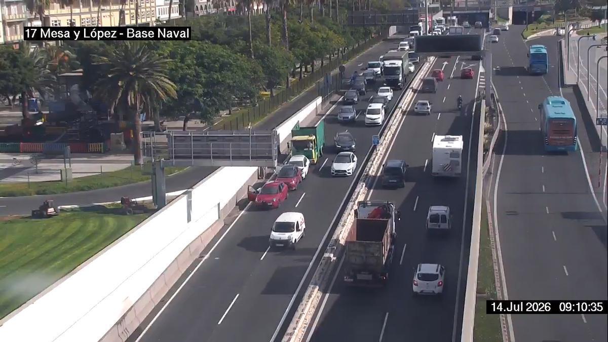 Accidente de tráfico con varios vehículos implicados a la altura de la Base Naval, en Las Palmas de Gran Canaria