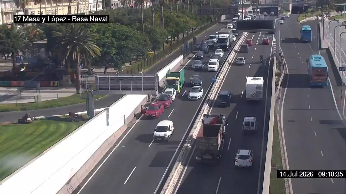 Varios vehículos implicados en un accidente de tráfico en la Avenida Marítima de Las Palmas de Gran Canaria
