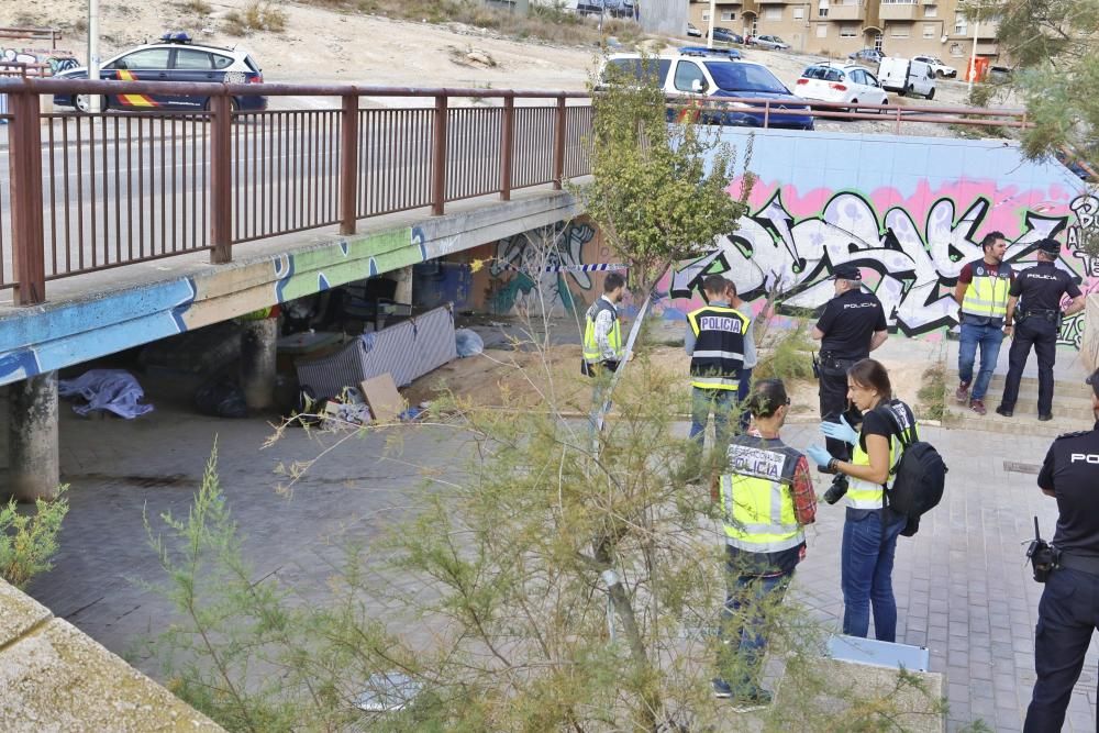 Hallan el cadáver de un indigente bajo un puente en la calle Teulada de Alicante