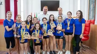 Osuna brinda una recepción de altura a las gimnastas de Mérida por su podio nacional y su colección de títulos autonómicos