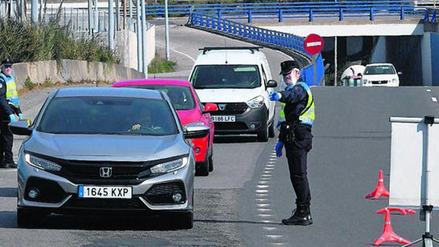 Control policial a la salida de A Coruña durante el confinamiento. Carlos Pardellas