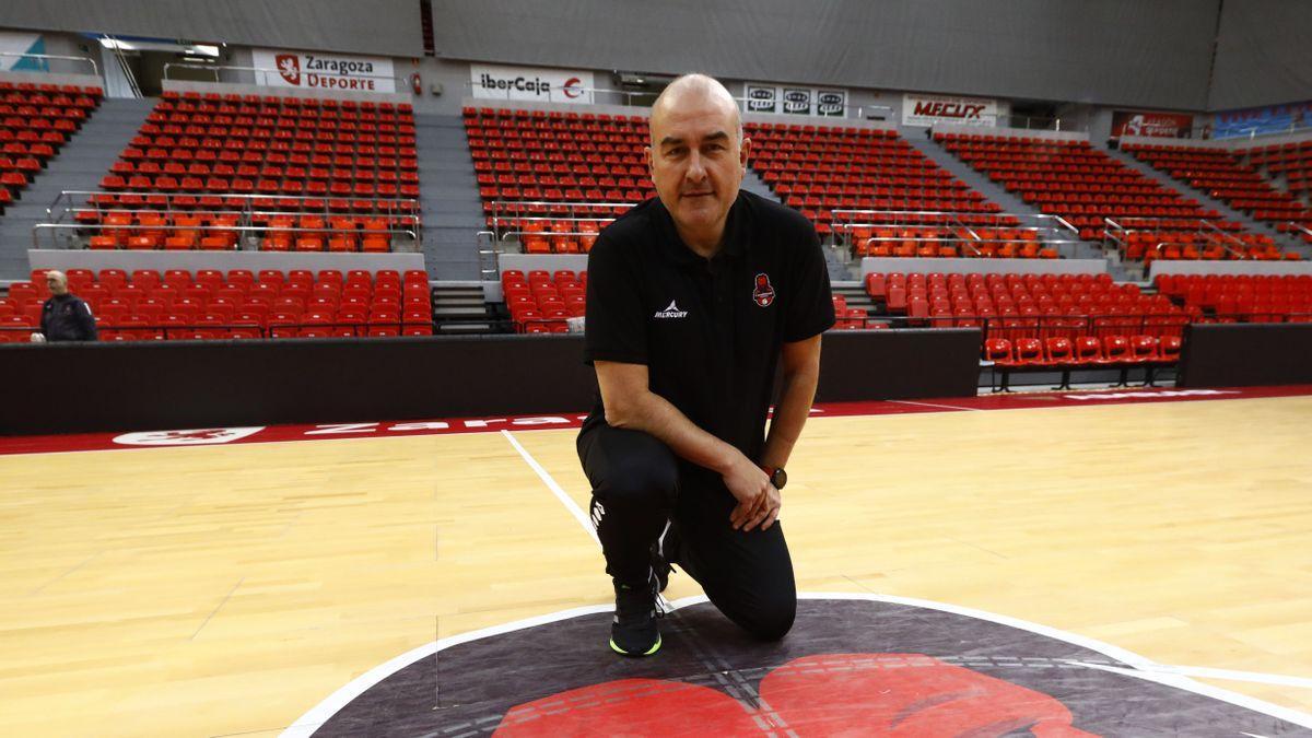 Jaume Ponsarnau posa en el centro del pabellón Príncipe Felipe.