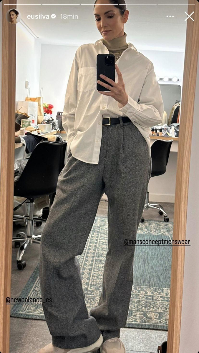 Eugenia Silva con pantalón ancho, camisa y jersey