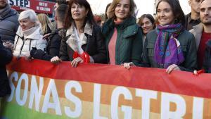 La secretaria segunda de la Mesa del Congreso Isaura Leal (2i) junto a la ministra de Igualdad Ana Redondo (3i) y la portavoz del PSOE en el Ayuntamiento de Madrid, Reyes Maroto (2d), asisten a la concentración #Niunpasoatras convocada en Madrid, este domingo, en defensa de los derechos LGTBIQ+.