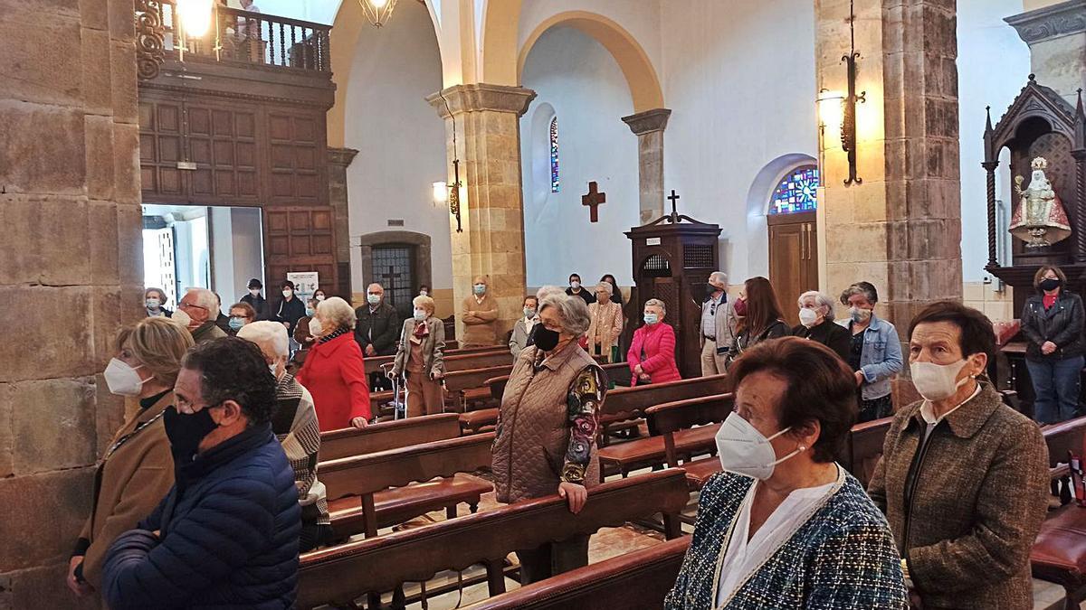 Asistentes a la entronización de la talla religiosa, en la iglesia parroquial de Colunga. | S. Arias