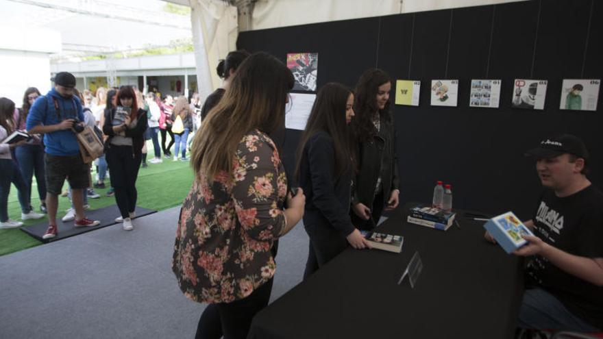 Blue Jeans firma ejemplares en la Fira del Llibre.