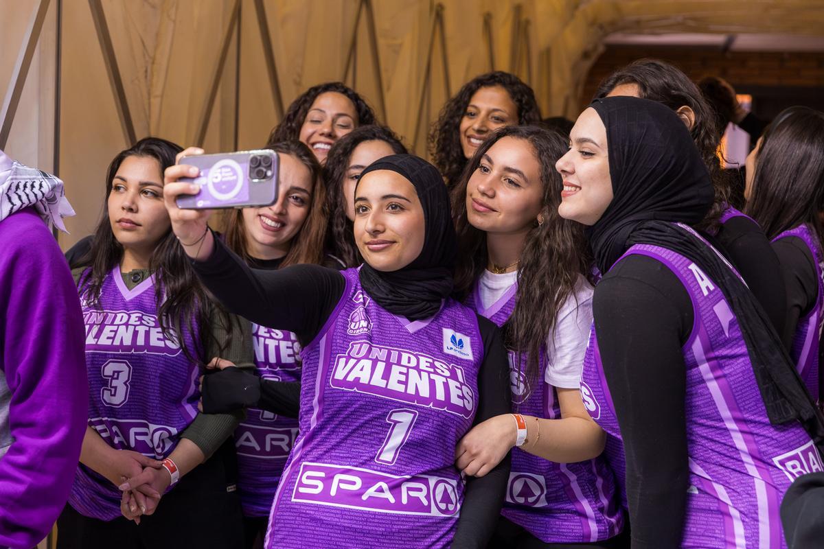 El equipo de Magdi, durante un viaje a España, en Fontajau