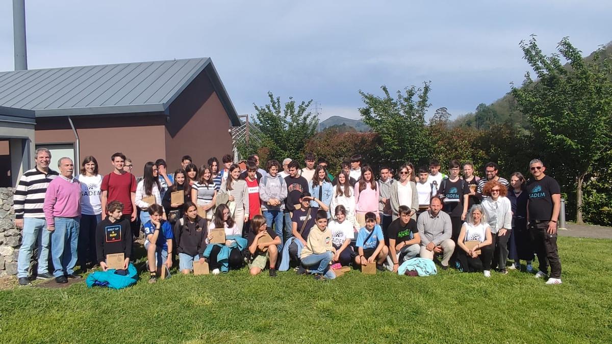 Los participantes en la Olimpiada con algunos profesores y concejales de Ribera de Arriba.