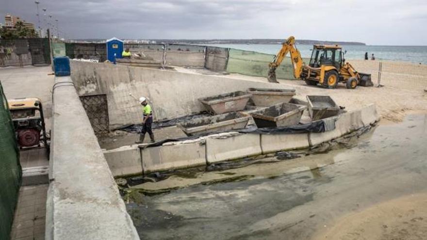 Tonnenweise holen die Arbeiter den Schlamm aus dem Kanal.