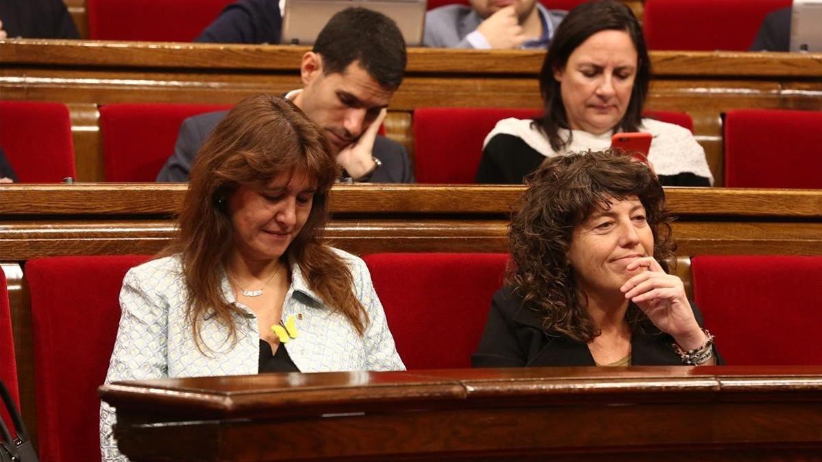 Laura Borràs, junto a la 'consellera' de Justícia, Teresa Jordà, en el Parlament.