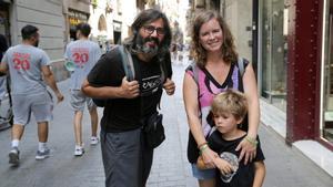 Itziar y Eneko posan con su hijo en el Gòtic