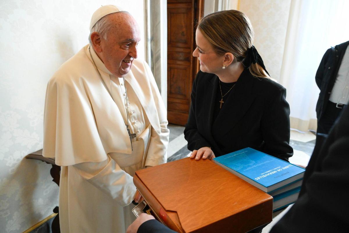 Marga Prohens regalà el Llibre de Meravelles al Papa Francesc en la seva darrera visita al Vaticà.