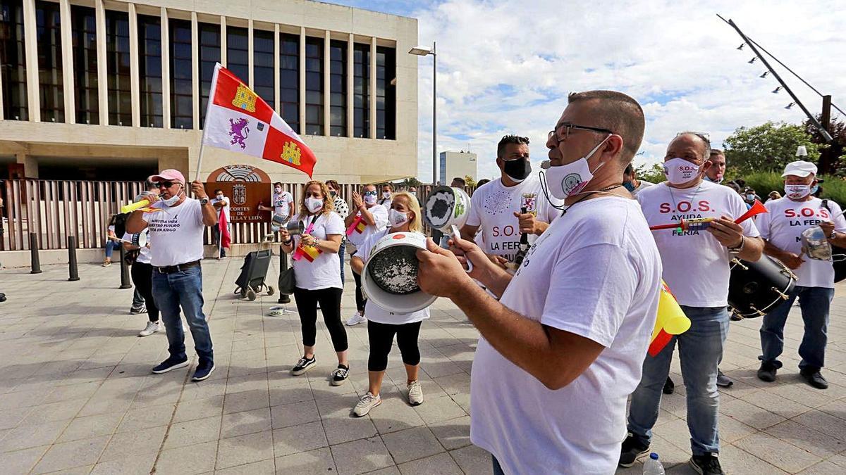 Cacerolada de  los feriantes ante las Cortes contra  el abandono  del sector