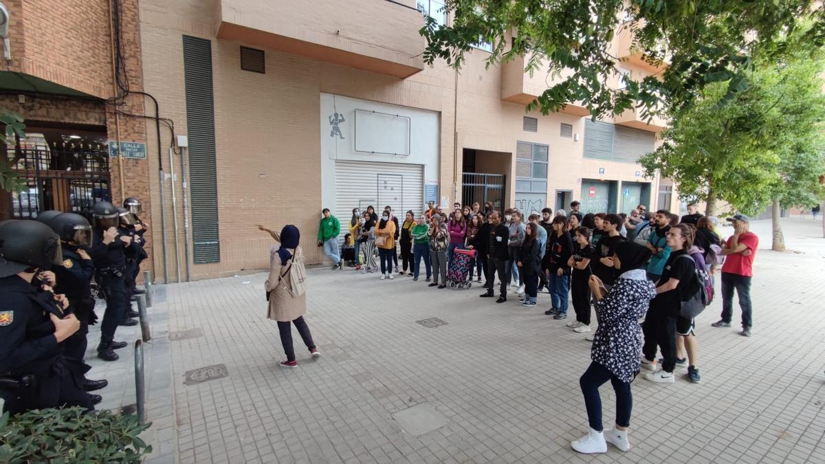 La madre desahuciada hoy en Malilla tras el cordón policial con los activistas.