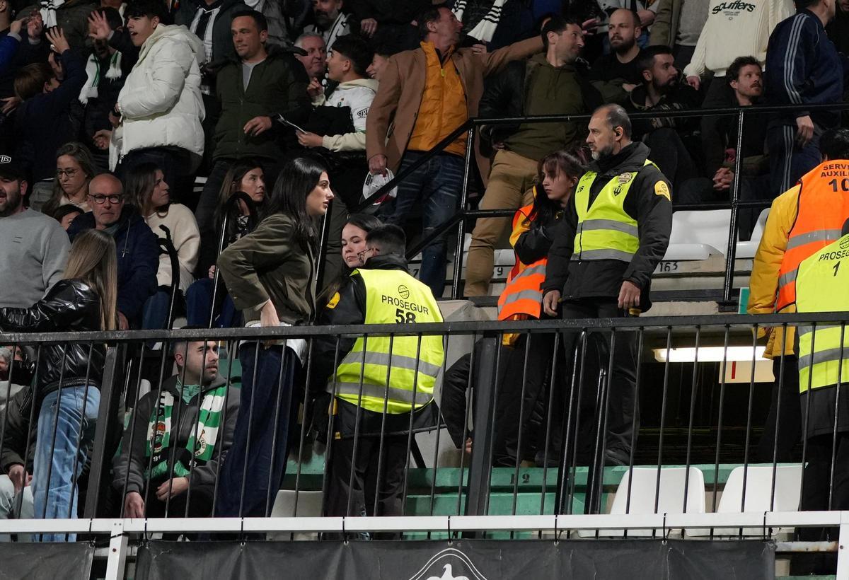 Galería | Nuevas imágenes del 'espectáculo' de los acompañantes del Racing en tribuna