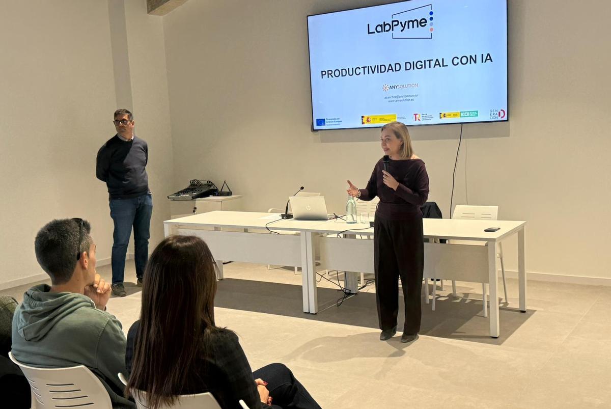 Natàlia Enguix estuvo presente en la jornada de formación de herramientas relacionadas con la IA.