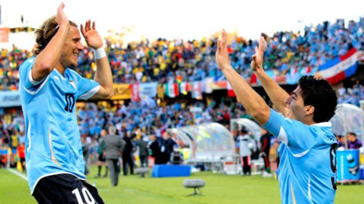 EL RETORN DE LA ’CELESTE’ - L’Uruguai de Forlán i Suárez disfruta d’un torneig en què el primer campió del món per fi torna a brillar.