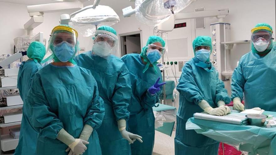 El equipo de Cirugía General, Anestesia y Enfermería de guardia que ha realizado la intervención