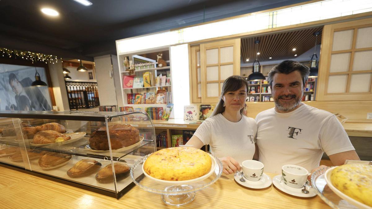 Natalia López y Julio Gómez, dueños de la cafetería-librería "Flor do Toxo"