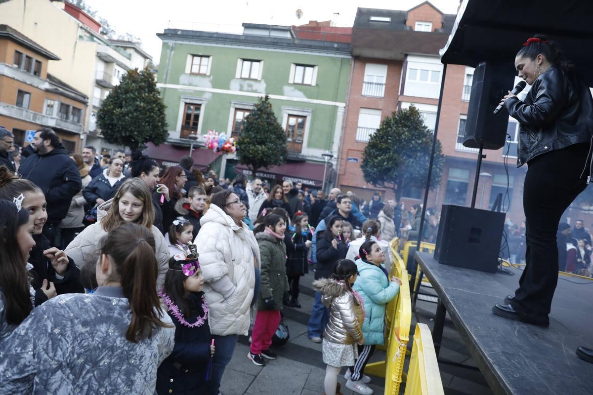 Las familias de Mieres, disfrutando de la Nochevieja Infantil.