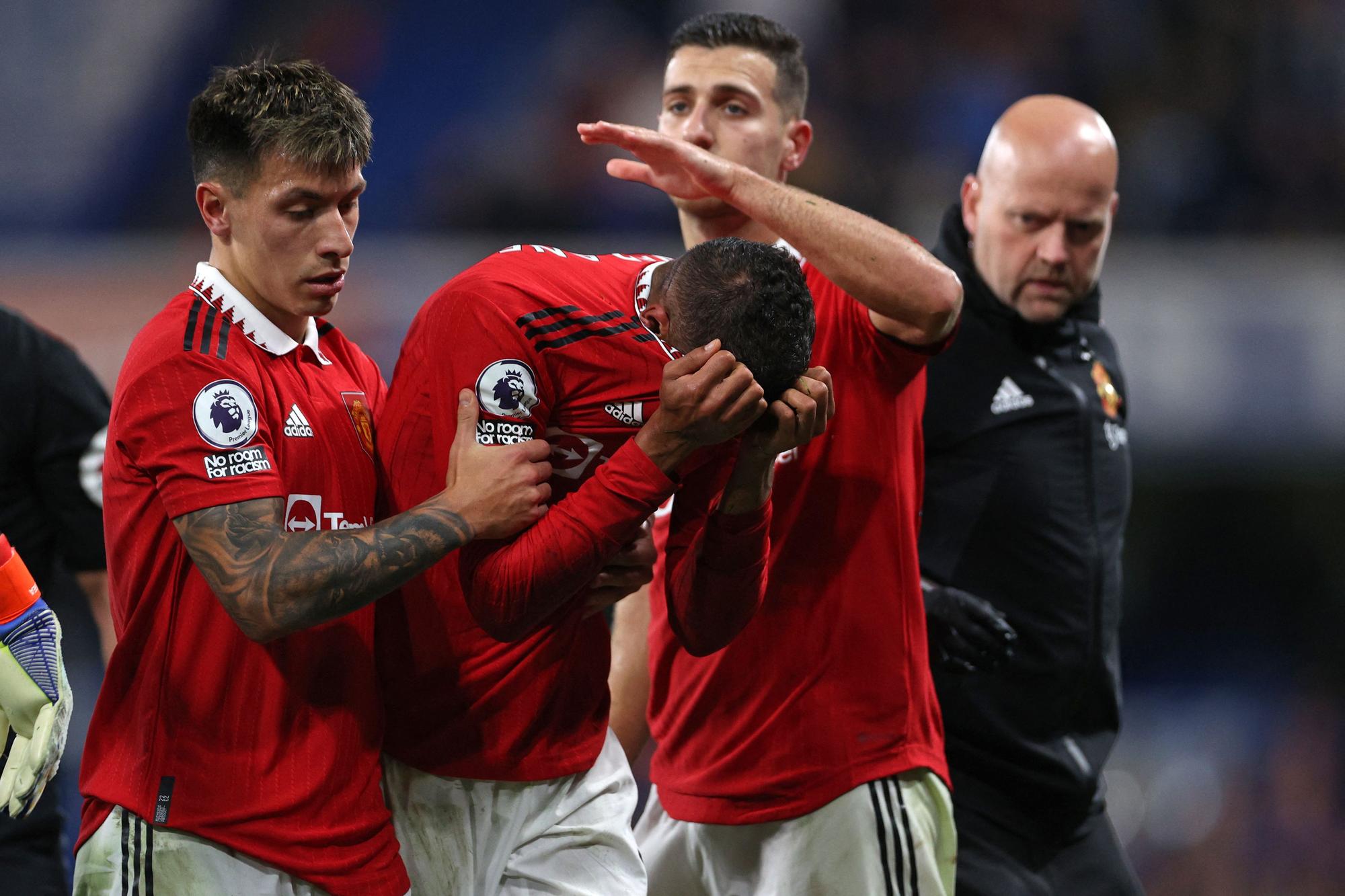 Varane se retira llorando del campo tras su lesión ante el Chelsea.