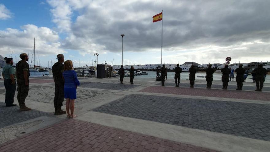 Momento del solemne arriado de la bandera de España