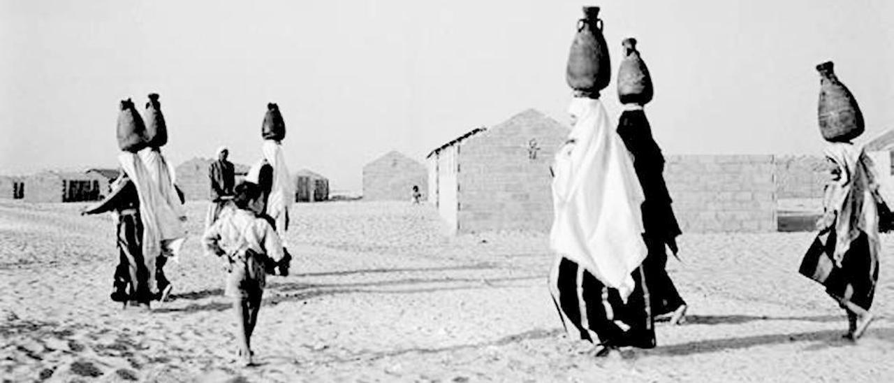 Mujeres palestinas transportando agua.