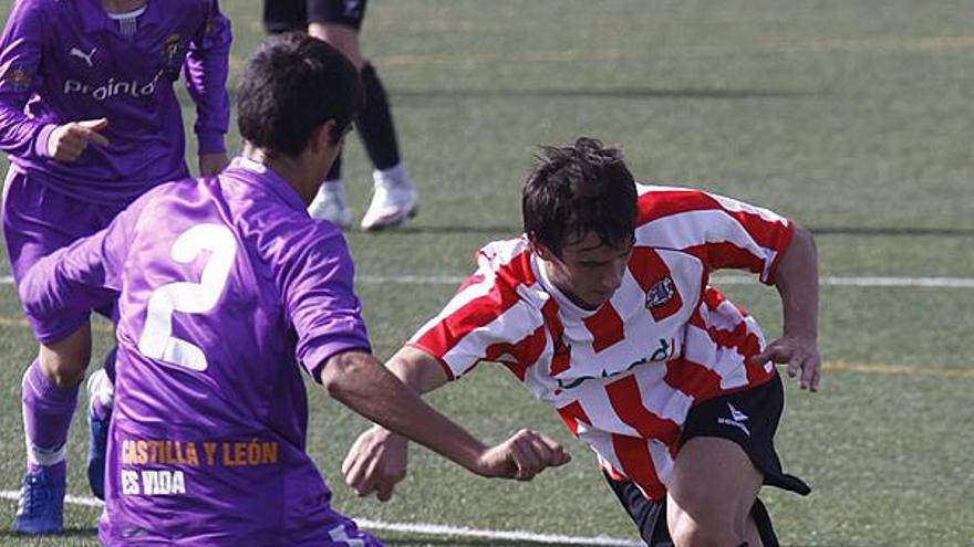 Dani Hernández intenta superar a un jugador del Real Valladolid.