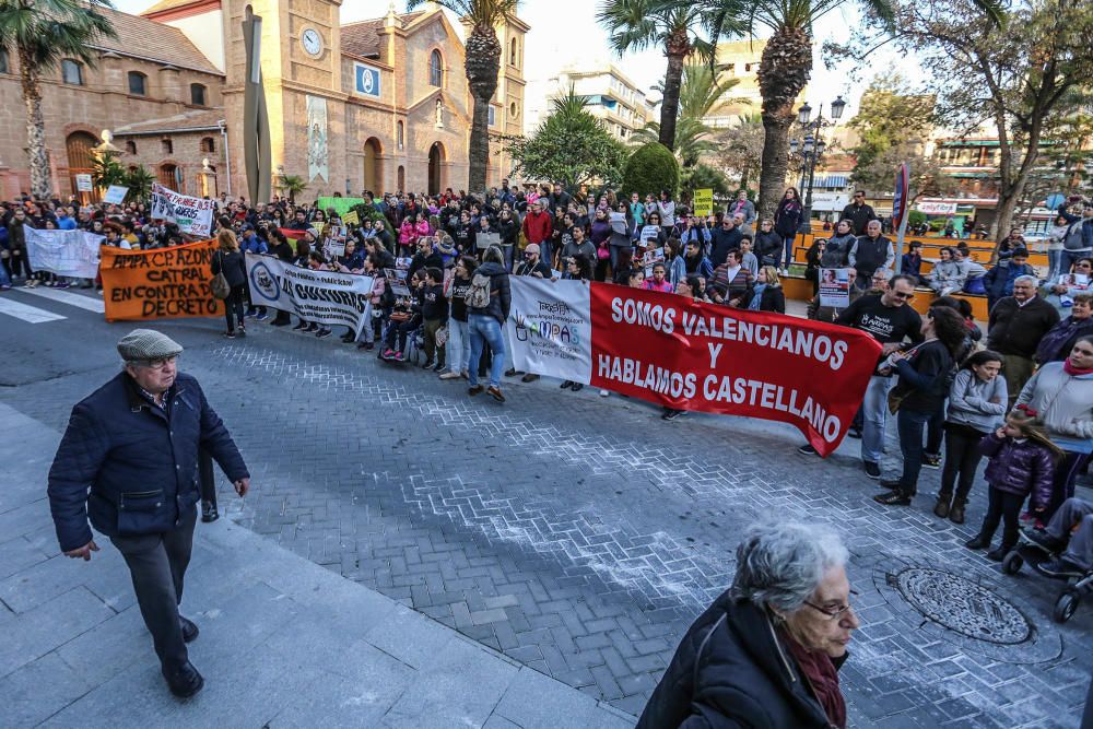 Docenas de padres secundan la protesta contra el decreto de Marzà del modelo educativo en Torrevieja y reclaman su derogación en una prortesta que ha recorrido las calles de la ciudad