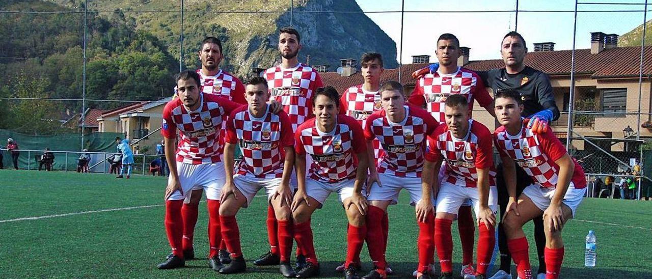 El once inicial del Madalena Morcín ante el Turón.