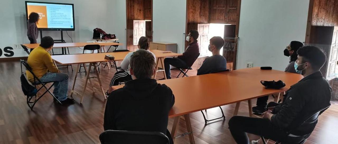 Una de las primeras reuniones con jóvenes para preparar los presupuestos participativos de La Orotava