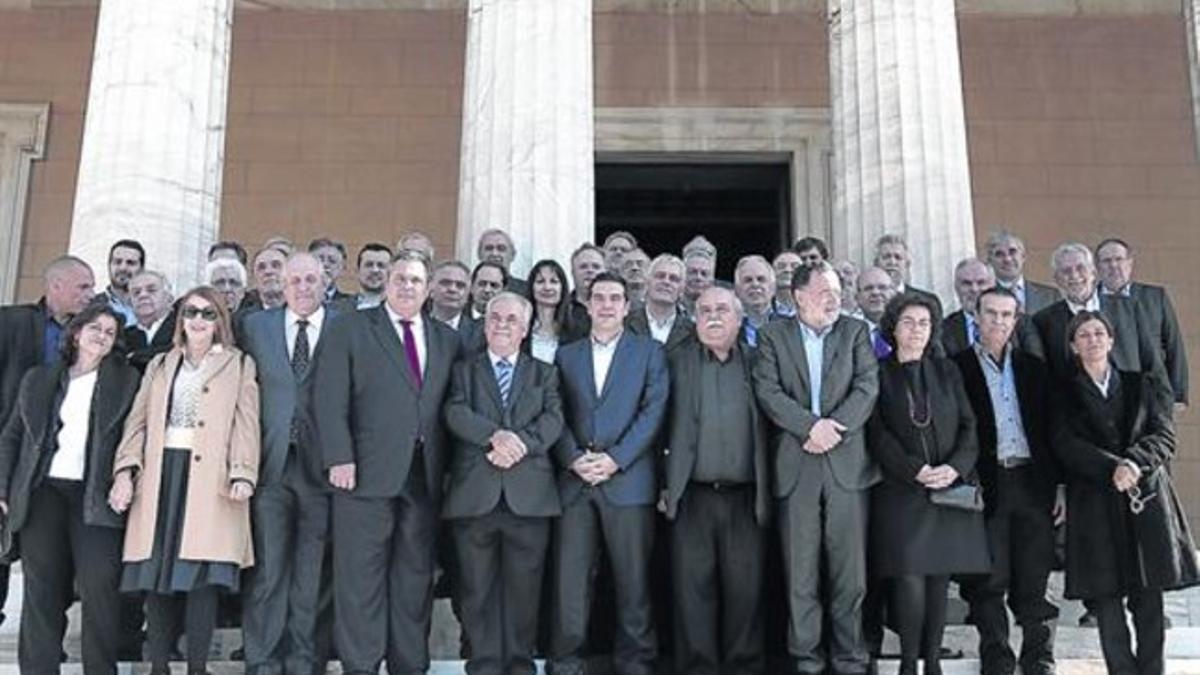 Alexis Tsipras con su gabinete en pleno: diez ministros y seis viceministras de un total de 40 altos cargos.