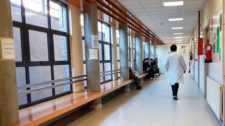 Un médico camina por el pasillo de un ambulatorio // G. Santos