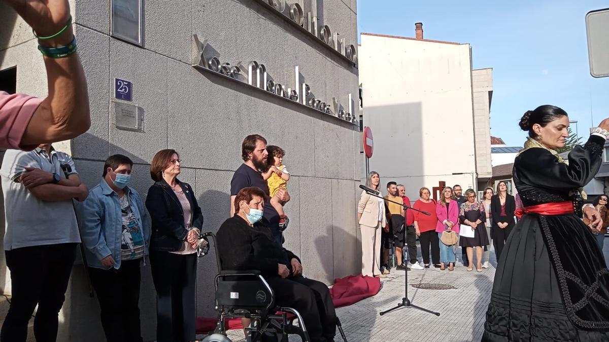 Momento del descubrimiento del rótulo con el nombre de Xosé Manuel Pazos Varela en la fachada del auditorio.