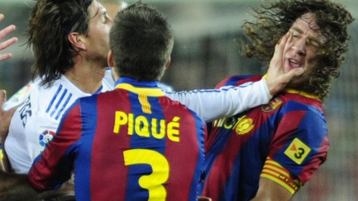 Ramos da un manotazo a Puyol cuando este iba a recriminarle su entrada a Messi durante el clásico Barça-Real Madrid.