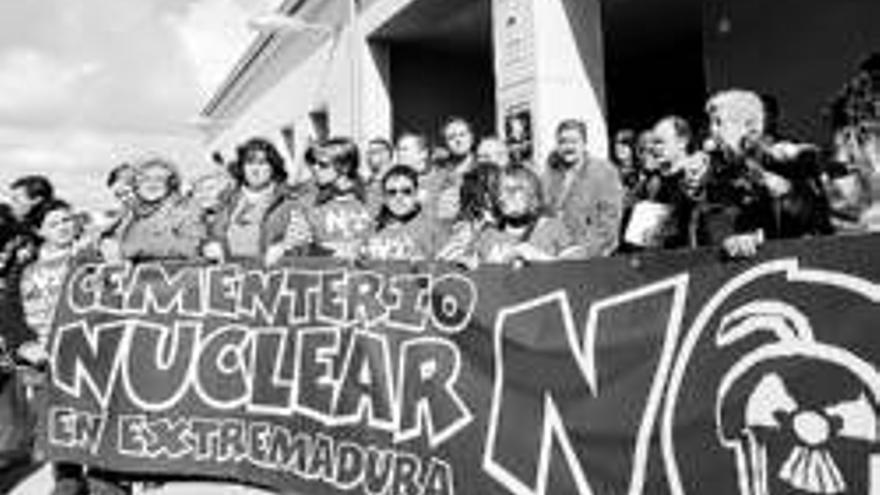 Cementerio Nuclear No celebra la oposición de Vara y Monago al ATC, pero les acusa de &quot;cínicos&quot;