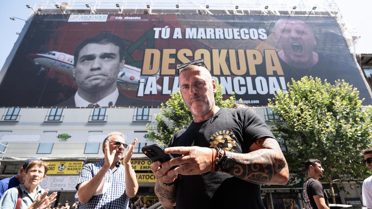 El líder de Desokupa, Dani Esteve, el día en desplegaron una lona en Atocha contra el presidente del Gobierno.