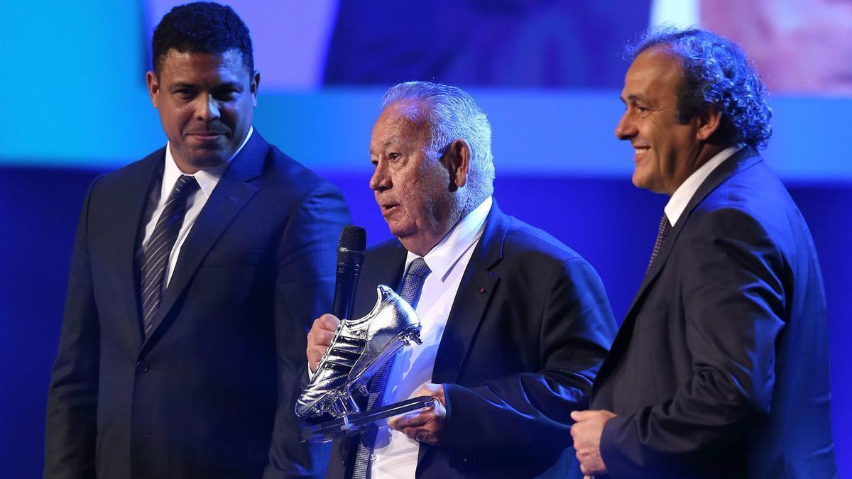 Just Fontaine, en el centro, recibe la Bota de Oro honorífica.